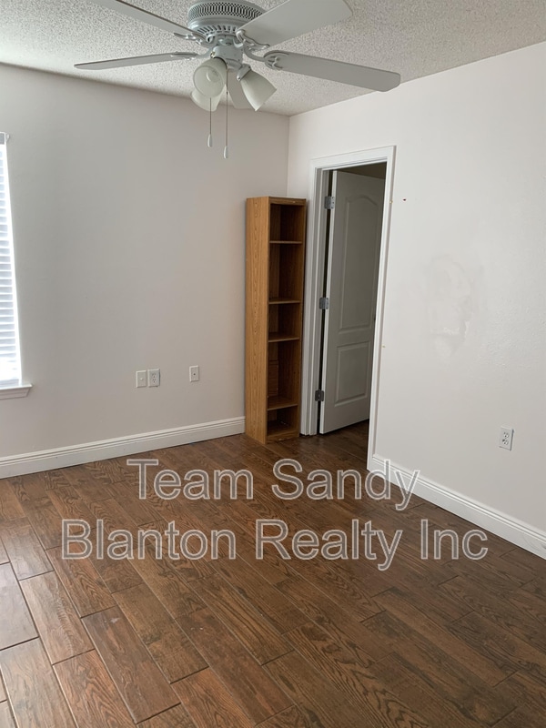 Building Photo - 8949 Camelot Pl