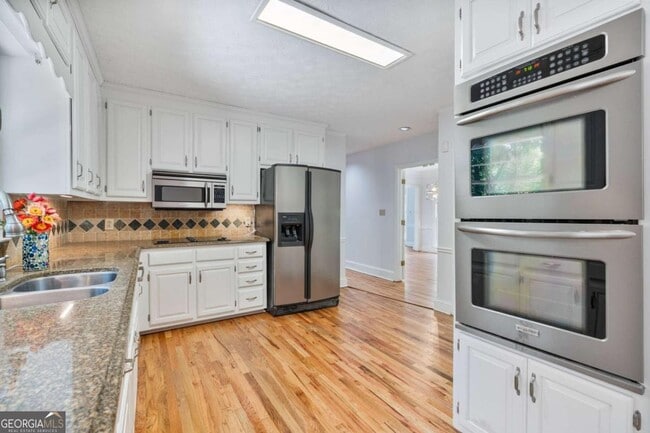 Building Photo - 275 Sageglen Rd