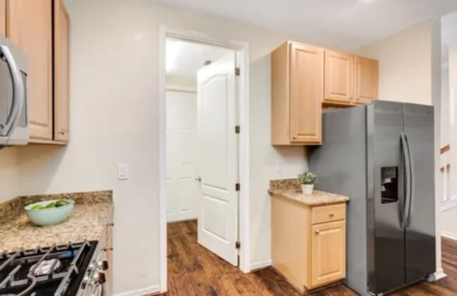 Building Photo - 3/2.5 Mediterranean Style Townhome