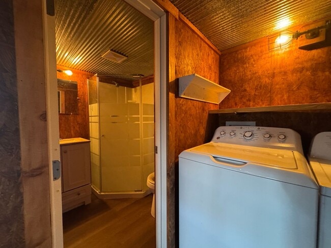 Building Photo - Half Off 1st Month's Rent ! Cozy Tiny Home...