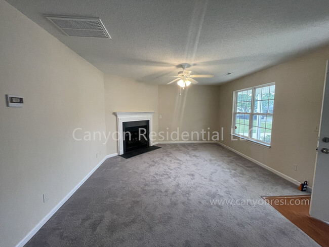 Building Photo - Beautiful 3b Room! Move in ready!