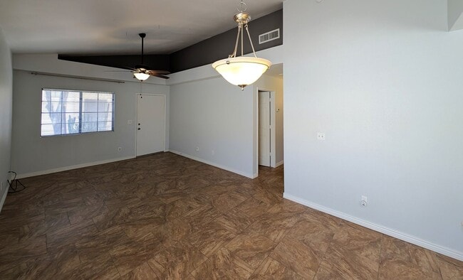 Building Photo - 2 Bedroom Condo in the Sonoma Village Comm...