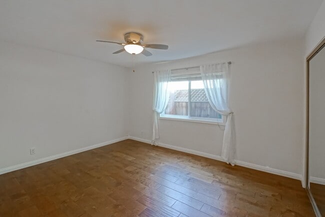 Building Photo - RECENTLY REMODELED, BRIGHT & AIRY 3BR2BA G...