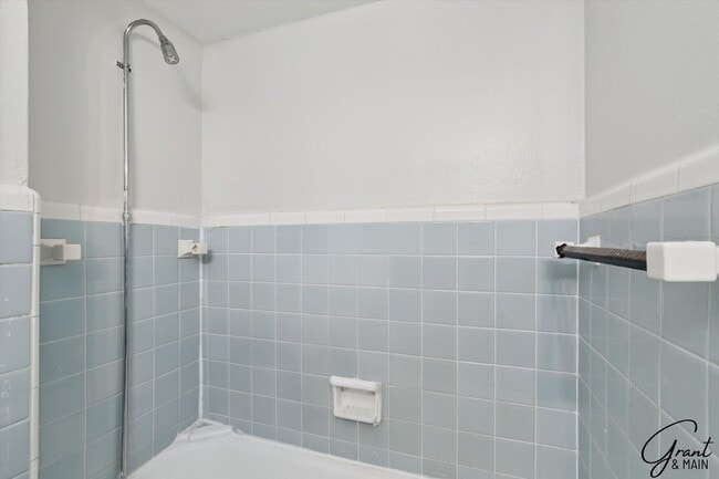 Building Photo - 3 Bed Bungelow $1200.00/mo