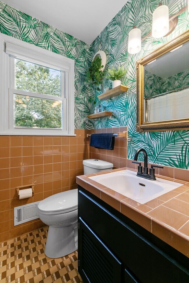 Building Photo - Charming 3 Bedroom Home Golden Valley