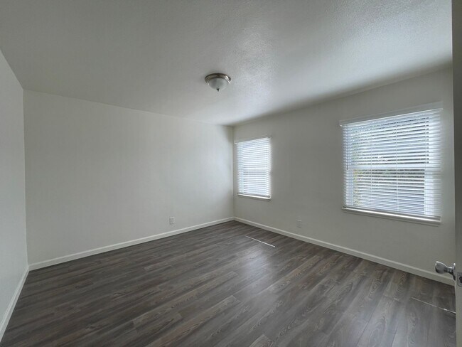 Building Photo - Large and Remodeled 2 Bedroom Unit!