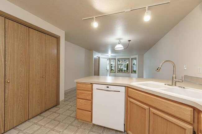 Building Photo - Bright Single-Level Vancouver Home with Garage, In-Unit Laundry, and Private Patio