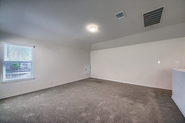 Building Photo - Stunning 4-bedroom offering 50% OFF first month's rent!!