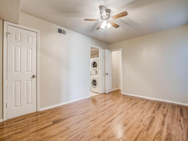 Building Photo - 2300 Balsam Dr