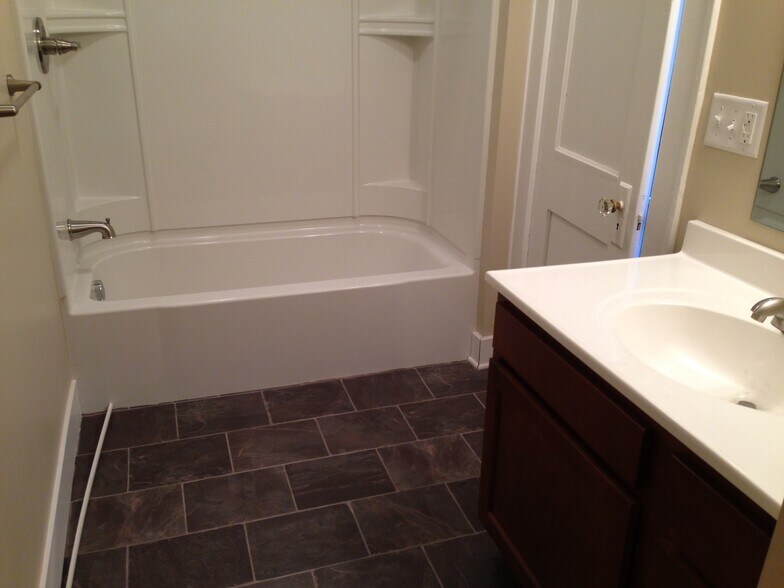 Building Photo - 821 Diamond Ave NE