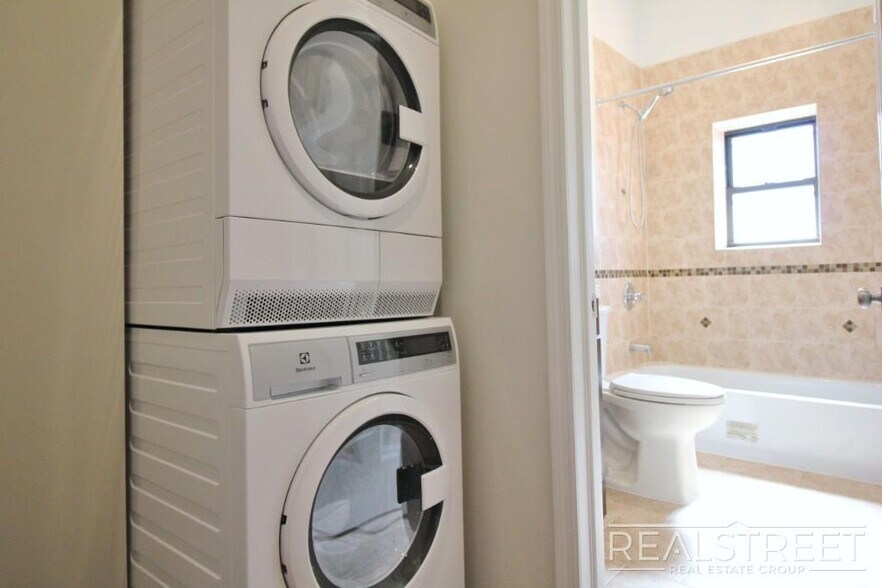Building Photo - Renovated 3 BR with W/D! in Bed Stuy Townhouse