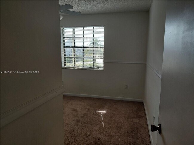 Building Photo - 999 Hamilton Dr