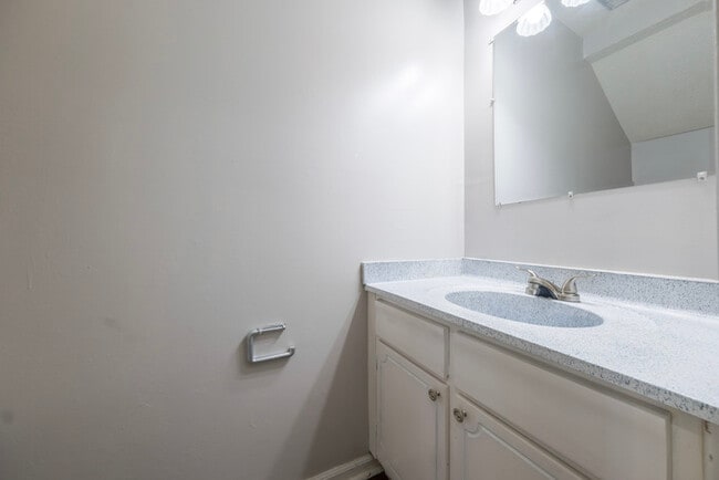 Building Photo - Charming 2-Bedroom Town Home for Rent in M...