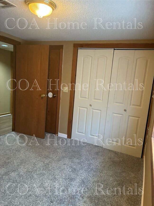 Building Photo - Spring Ave