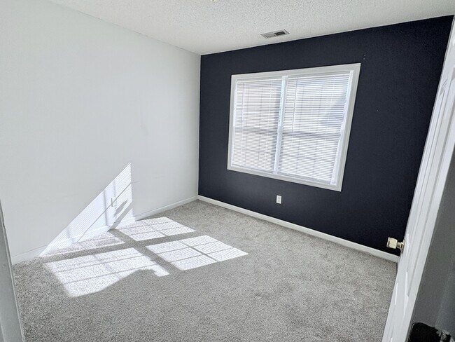 Building Photo - 418 Eucalyptus Ln