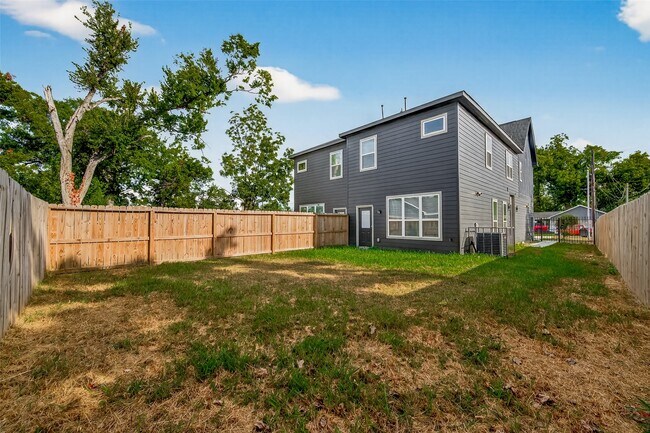 Building Photo - 808 Fortune St