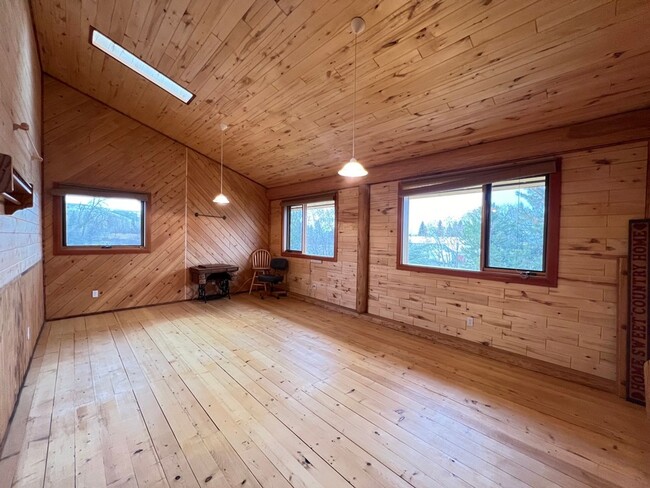 Building Photo - Enchanting Log Home for Lease