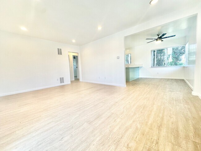 Building Photo - 10707 Landale St