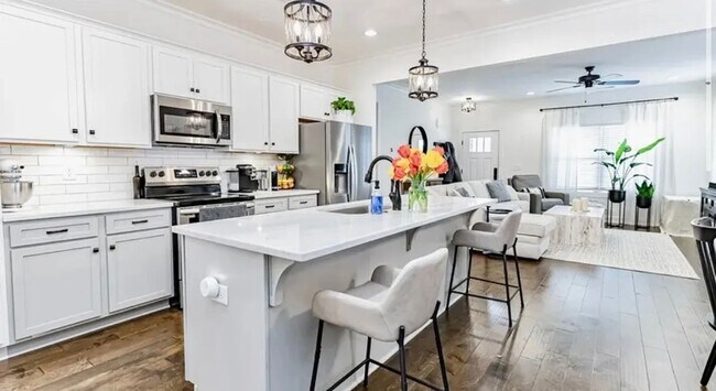 Building Photo - Beautiful 3/2 Available June 1st!