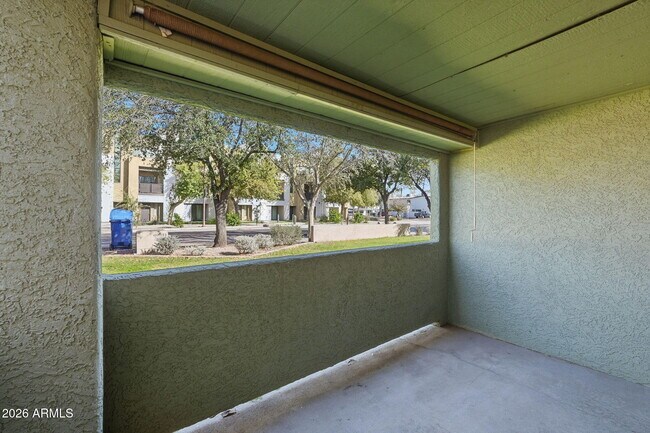 Building Photo - 1005 W 5th St