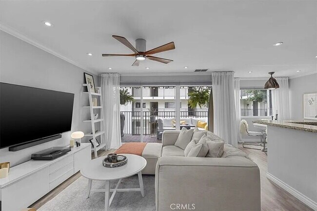 Building Photo - "Chic Hermosa Beach 1BR Apartment: 810 Sq ...