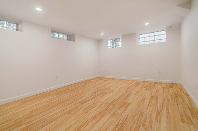 Building Photo - 26 Beals St