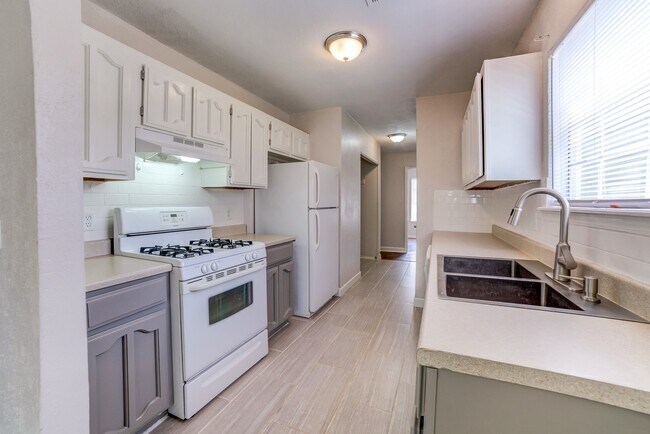 Building Photo - 3 Bed | 2 Bath in Bixby!