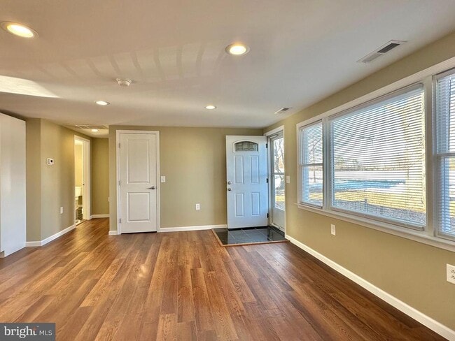 Building Photo - 10350 N Claiborne Rd