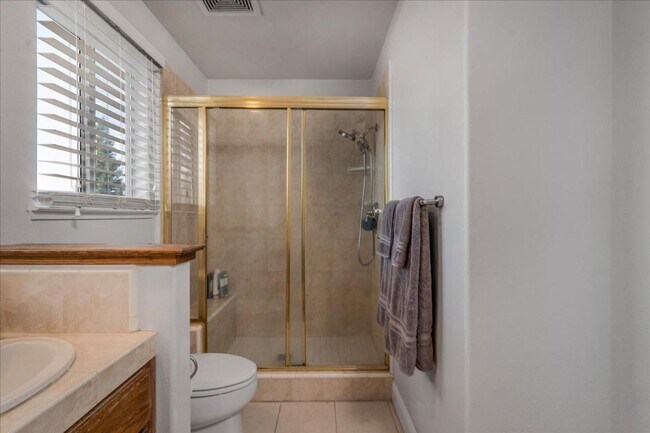 Building Photo - Beautiful North Clovis 3/2.5 Home in Gated Community