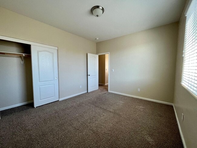 Building Photo - 4 Bedroom NW Fresno Home for Lease