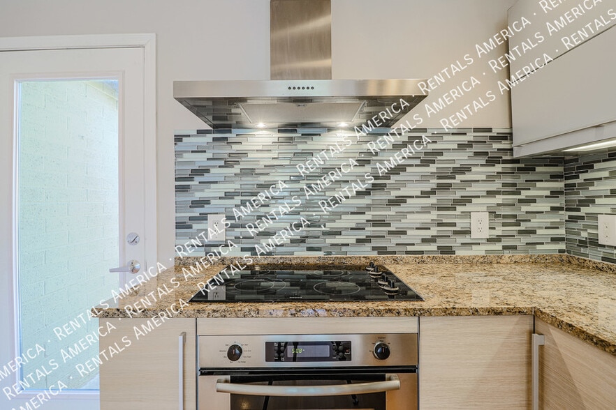 Building Photo - 1850 E Maryland Ave