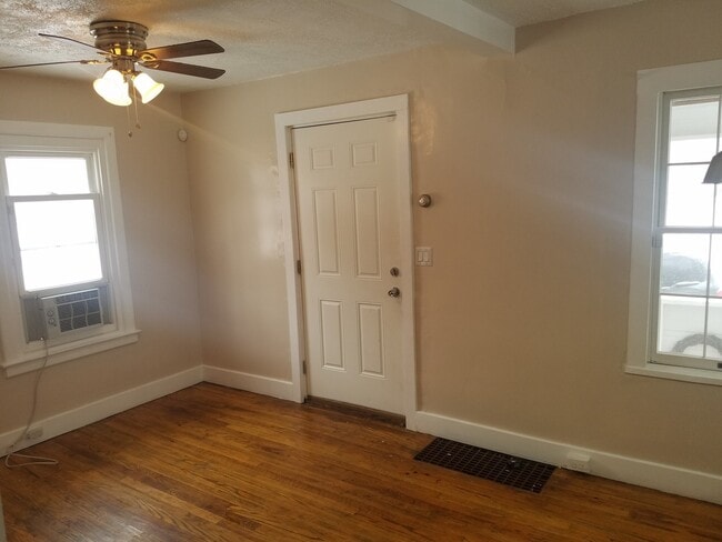 Building Photo - 2 Bedroom 1 Bath Bungalow in Pontiac