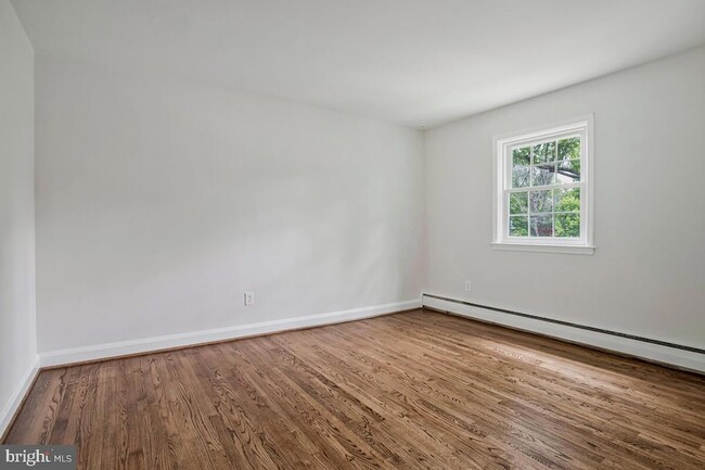 Building Photo - 8205 Robin Hood Ct