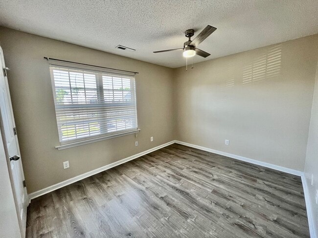Building Photo - UPDATED Townhome in The GABLES!
