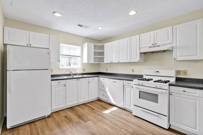 Building Photo - 3 BR/ End UNIT/ FIRE PLACE! Cozy townhouse...