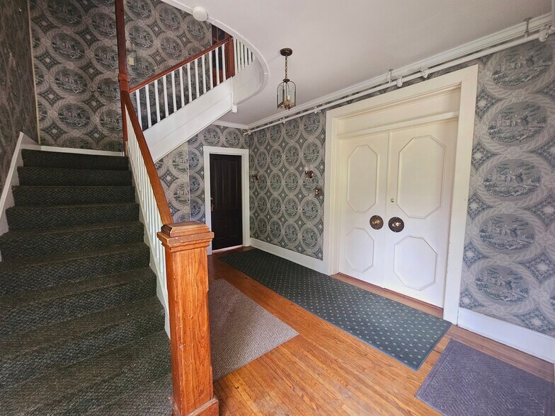 Building Photo - 333 W 6th St