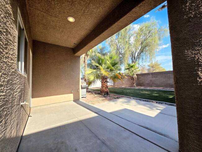 Building Photo - Three-bedroom Single Family