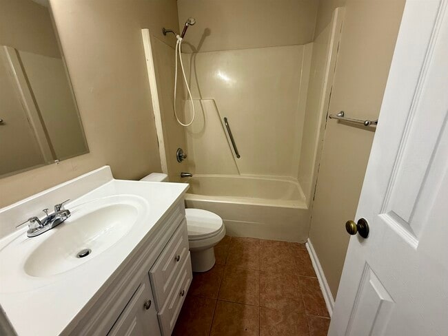 Building Photo - 4047 Fairway Dr