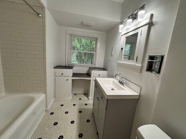 Building Photo - Newly updated 4 bedroom house in Laurelhurst neighborhood!