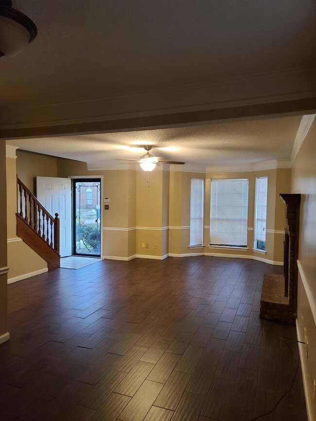 Building Photo - 5856 Jardin Pl