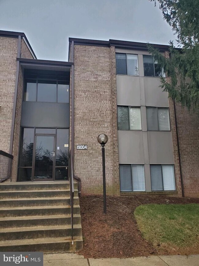 Primary Photo - SPACIOUS 2 BEDROOM CONDO ALL UTILITIES INC...