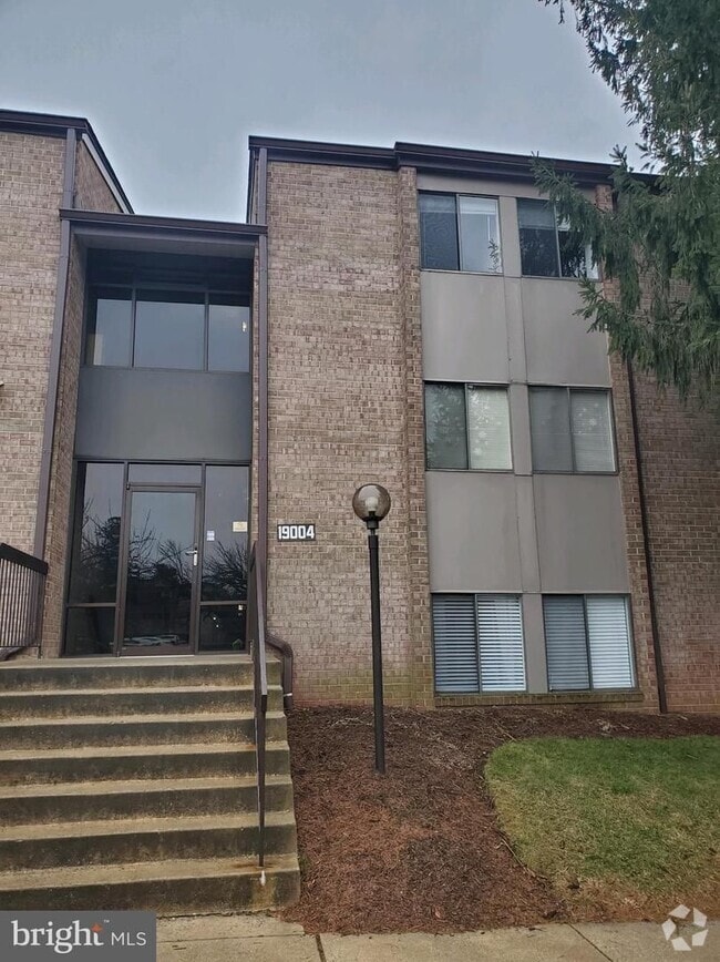 Building Photo - SPACIOUS 2 BEDROOM CONDO ALL UTILITIES INC...