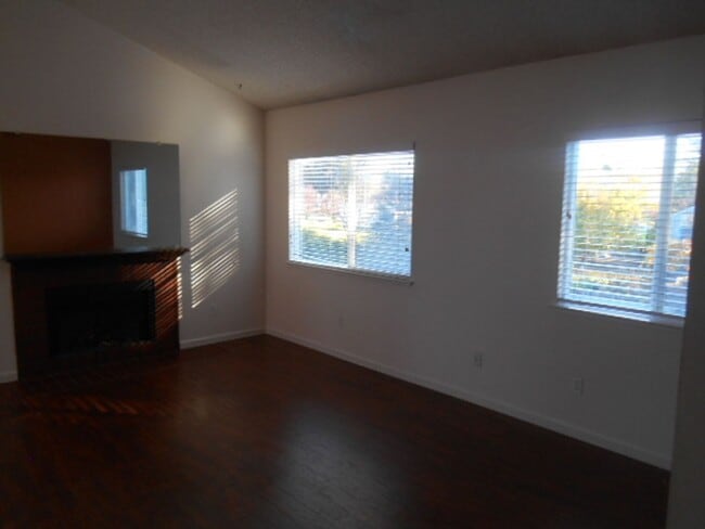 Building Photo - 2 Bed/2 Bath Condo w/Detached 1 Car Garage...