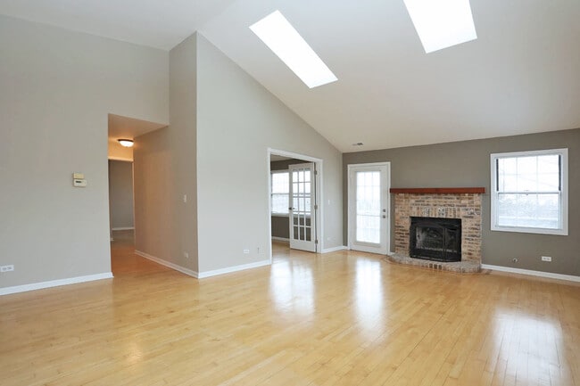 Building Photo - 573 W Parkside Dr