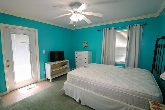 Building Photo - Wonderful Lake Home