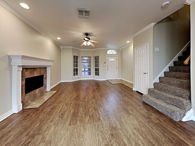 Building Photo - No Application Fees* $1000 off 1st months ...