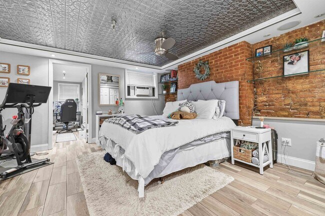 Building Photo - 535 Bloomfield St