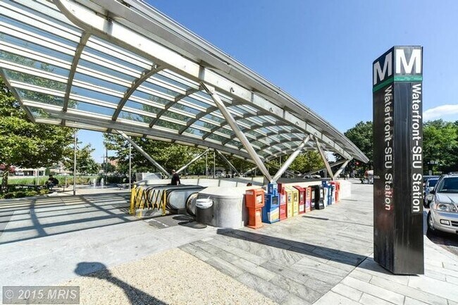 Waterfront Metro Entrance - 242 G St SW