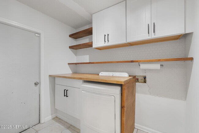 Building Photo - 721 Hazelmoor Ln