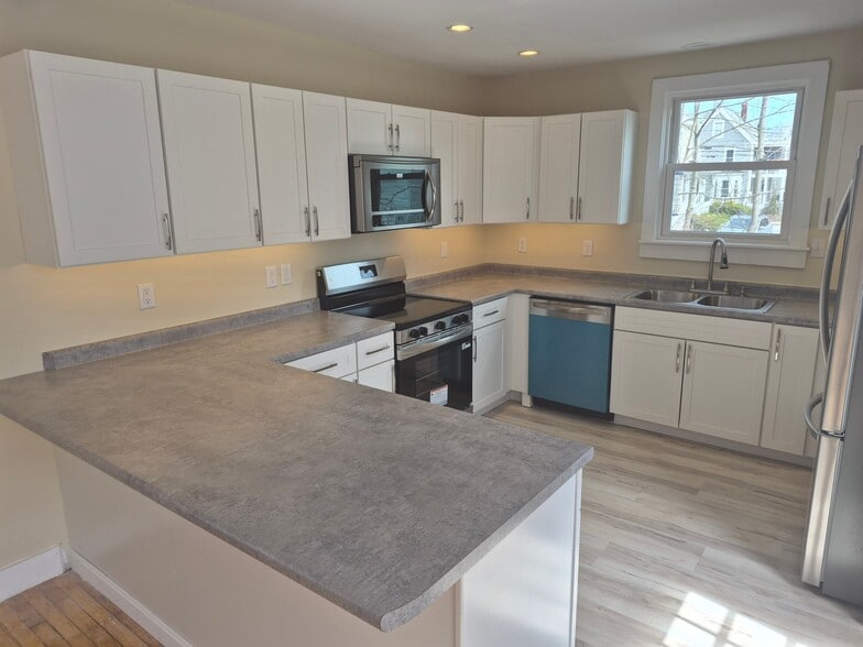 Building Photo - 9 Maple St